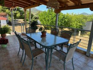 een blauwe tafel en stoelen op een patio bij Vaso's Paradise in Eretria