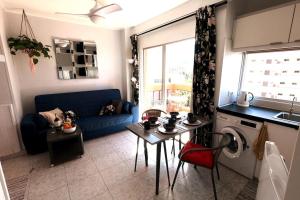 プエルト・デ・ラ・クルスにあるApartamento Paraiso Valle Luzのリビングルーム(青いソファ、テーブル付)