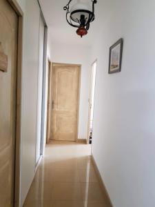 un couloir avec une porte et un lustre dans l'établissement Batellu, à Ventiseri