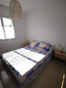 - une chambre avec un lit et une fenêtre dans l'établissement Batellu, à Ventiseri