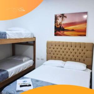 1 Schlafzimmer mit 2 Etagenbetten und einem Tisch in der Unterkunft HOTEL HERMOSO CARIBE in Tolú