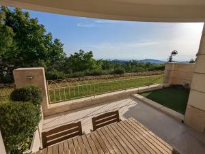 d'une terrasse avec deux bancs et vue sur le jardin. dans l'établissement Shoresh mountain, à Shoresh