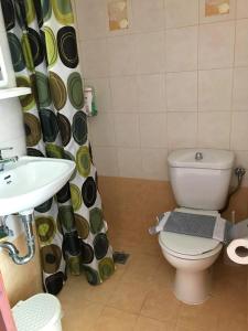 een badkamer met een toilet en een wastafel bij Μελίτατα 19 in Rethimnon