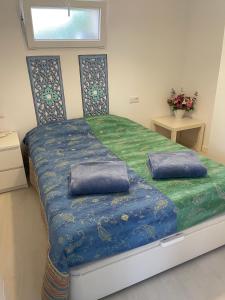 1 dormitorio con 1 cama con 2 almohadas en Villa Petit, en Albir