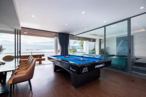 una sala de billar con una mesa de billar en una casa en The Palm Villa 24 Luxury ( 6 Bedroom , Karaoke, Bi-da ) en Vung Tau