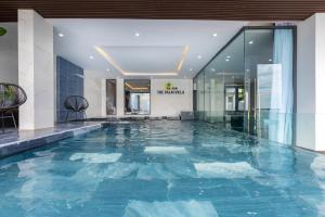 una piscina en medio de un edificio en The Palm Villa 24 Luxury ( 6 Bedroom , Karaoke, Bi-da ) en Vung Tau
