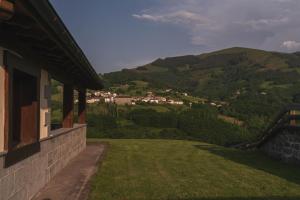 A general mountain view or a mountain view taken from az apartmanházakat