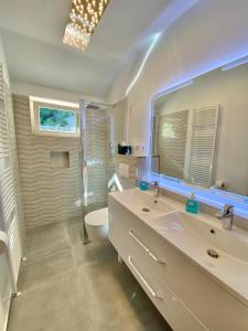 Koupelna v ubytování VILLA LOVRAN - 150m to the beach - infinity pool - incredible sea view - fitness room