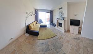 ein Wohnzimmer mit Sofa und Fernseher in der Unterkunft Sea view apartment Kaliakria resort in Topola