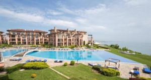 ein großer Pool vor einem großen Gebäude in der Unterkunft Sea view apartment Kaliakria resort in Topola