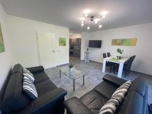 salon z kanapą i stołem w obiekcie Winzer Lounge Ferienwohnung w mieście Dernau