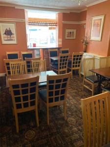 uma sala de jantar com mesas e cadeiras num restaurante em Perfect for large groups! em Torquay