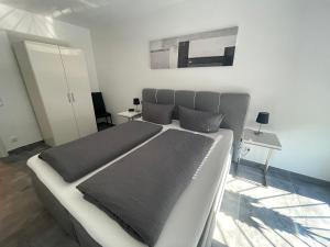 デルナウにあるWinzer Lounge Ferienwohnungのベッドルーム1室(大型ベッド1台付)