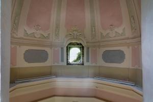 une chambre vide avec un plafond et une fenêtre dans l'établissement Palazzo Branca - Unique experience, à Brissago
