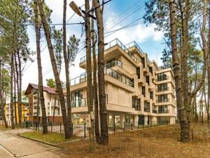 un gran edificio con árboles delante de él en Apartmany Paradiso Shekvetili, en Shekhvetili
