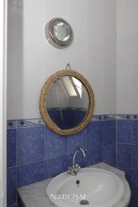 y baño con lavabo y espejo. en NARCISSE RESIDENCE, en Hammam Sousse