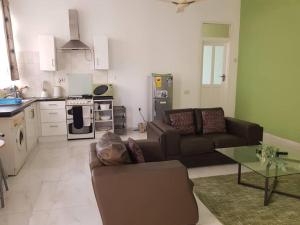 ein Wohnzimmer mit einem Sofa und einem Tisch in der Unterkunft Accra Service Villas- 3 in Spintex