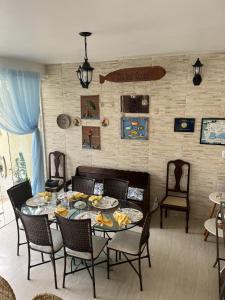 a dining room with a table and chairs at Hospedagem Clã dos Couto - Pousada in Saquarema