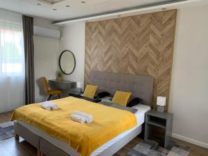 A bed or beds in a room at Helena Stúdió Apartman