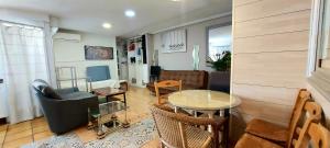 sala de estar con mesa y sillas en 2 bedrooms apartement at Alicante 200 m away from the beach with city view and wifi, en Alicante