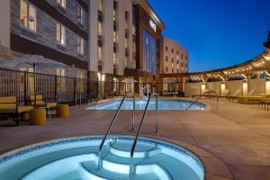 Home2 Suites By Hilton Petaluma tesisinde veya buraya yakın yüzme havuzu