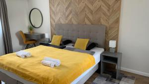 A bed or beds in a room at Helena Stúdió Apartman