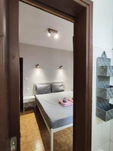 Schlafzimmer mit einem Bett und einem Spiegel in der Unterkunft Grecos ZERO SKIATHOS in Skiathos-Stadt