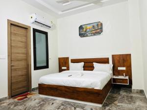 HOTEL SKYZ في Sirsa: غرفة نوم بسرير كبير في غرفة