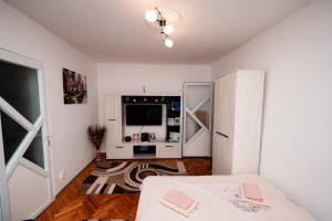 Μια τηλεόραση ή/και κέντρο ψυχαγωγίας στο Mim's Home