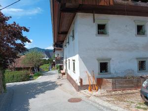 un edificio blanco al lado de una calle en Pr Močnk en Bled