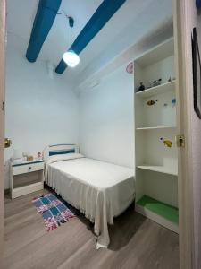 um quarto com uma cama e um tecto azul em Mediterrani Haus em L'Ametlla de Mar