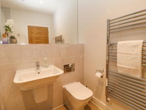 un baño con lavabo e inodoro en Meadow Bay, en Bideford 15 fotos más