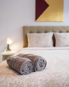un par de toallas sentadas encima de una cama en Sunny Apartment in Studentski grad, behind UNSS, en Sofía