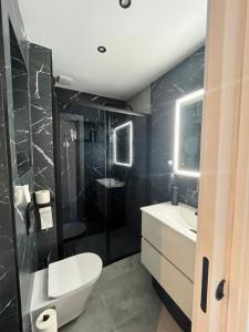 ein Bad mit einem WC, einem Waschbecken und einer Dusche in der Unterkunft Prachtig gemoderniseerde woning op 250 meter van het strand in Santa Pola