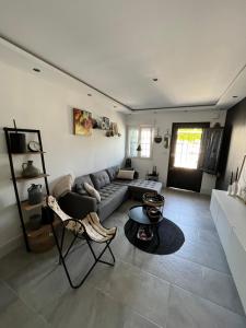 ein Wohnzimmer mit einem Sofa und einem Tisch in der Unterkunft Prachtig gemoderniseerde woning op 250 meter van het strand in Santa Pola
