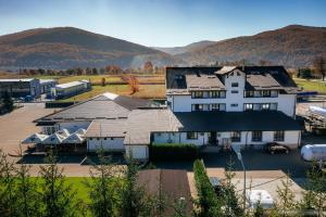 une vue aérienne sur une maison avec un parking dans l'établissement Hotel Aldi, à Gura Humorului