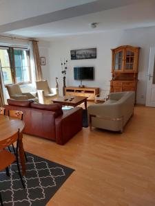 ein Wohnzimmer mit Sofas und einem Tisch in der Unterkunft Apartment Mathis & MTB-garage in Jáchymov
