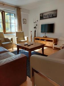 ein Wohnzimmer mit einem Sofa und einem Tisch in der Unterkunft Apartment Mathis & MTB-garage in Jáchymov
