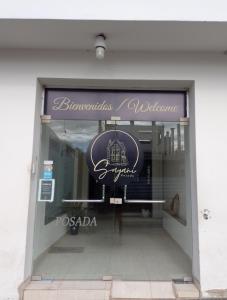 una finestra di un negozio con un cartello sopra di Sayani Posada a Chilecito