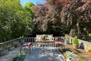 un patio con mesa y sillas en una terraza de madera en Suites Elswoutshoek en Overveen