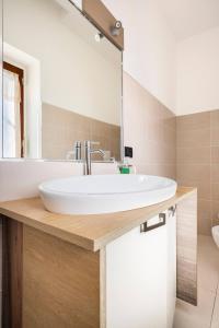 uma casa de banho com um lavatório branco e um espelho. em Villa Picarielli em Salerno