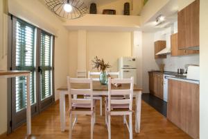 cocina y comedor con mesa y sillas en IRIMO, en Tudela