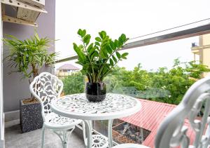 The Square Kampot Hotel的阳台或露台