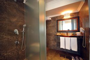 bagno con doccia, specchio e asciugamani di Nea Suites Old City a Istanbul