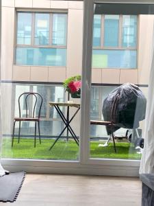 vista su una finestra con tavolo e sedie di Logement spacieux avec chambre privée a Noisy-le-Grand