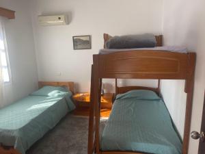 een kamer met 2 stapelbedden en een tafel bij Villa Konstantina in Kalymnos