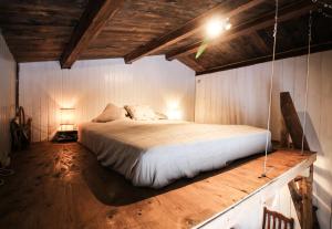 1 dormitorio con 1 cama grande en una habitación de madera en Rustic Farmhouse - Narfasel, en Akranes