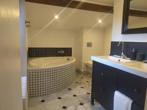 La salle de bains est pourvue d'une baignoire et d'un lavabo. dans l'établissement Villa Arca, aux Arcs-sur-Argens