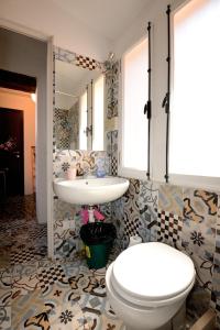 uma casa de banho com um WC branco e um lavatório. em Casa dea corte apartment em Veneza