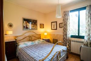 1 dormitorio con cama y ventana en Villa Etna Pippo, en Piedimonte Etneo